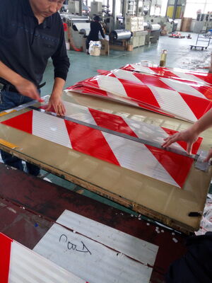 Προσαρμοσμένο λογότυπο εκτύπωσης οθόνης αυτοκόλλητο Chevron Reflector Reflect Rectangle Yellow Red Prismatic Reflect Tape Αυτοκόλλητο