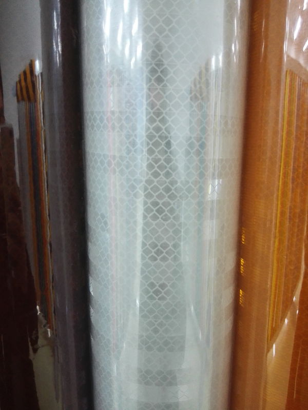 Το Prismatic αντανακλαστικό ΣΗΜΕΊΟ C2 οικονομικής επιτροπής για την Ευρώπη υλικών οδικών σημαδιών πινάκων οδικών σημαδιών ενέκρινε το ρόλο 1.22M*45.7M